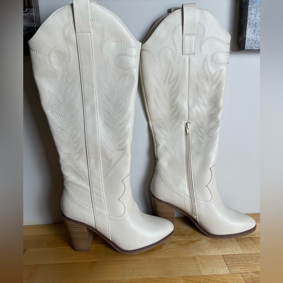 Altar’d State Jewell Heeled Western Boot - Picture 5 of 14